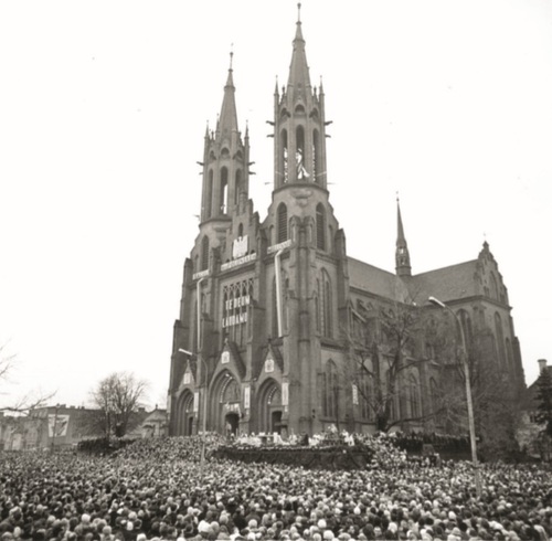 Tłumy wiernych przed prokatedrą w Białymstoku w czasie uroczystości milenijnych, 20 listopada 1966 r. Fot. Instytut Prymasowski