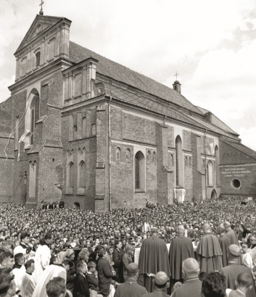 Biskupi polscy błogosławią wiernych przed katedrą łomżyńską na zakończenie uroczystości milenijnych, 7 sierpnia 1966 r. Fot. Instytut Prymasowski