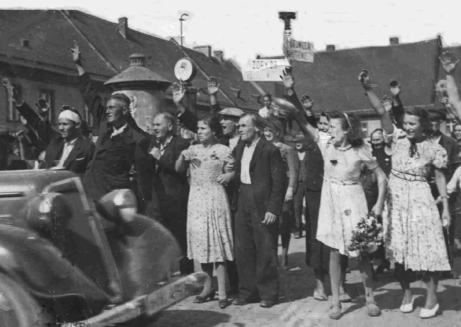 Powitanie na mikołowskim rynku wkraczających oddziałów Wehrmachtu. Widoczny z lewej strony samochód należy prawdopodobnie do gen. Ferdinanda Neulinga (fot. ze zbiorów Ryszarda Szendzielarza)