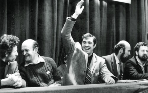 Poznański „cud jedności” – razem na zjeździe zjednoczeniowym, od lewej: Gabriel Janowski, Jan Antoł, Jan Kułaj, Piotr Baumgart, Artur Balazs, 9 marca 1981 r. Fot. Lech Ścibor-Rylski