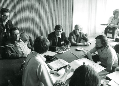 Konferencja prasowa w Domu Chłopa po zarejestrowaniu NSZZ RI „Solidarność”; pierwszy z prawej Andrzej W. Kaczorowski, 12 maja 1981 r. Fot. Wojciech Łączyński
