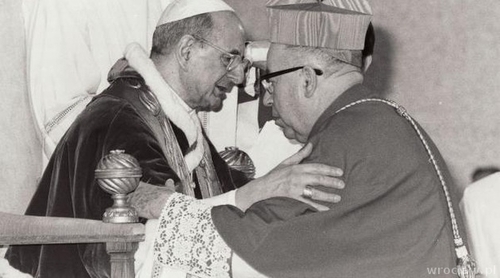 Arcybiskup Bolesław Kominek otrzymuje biret kardynalski z rąk papieża Pawła VI
