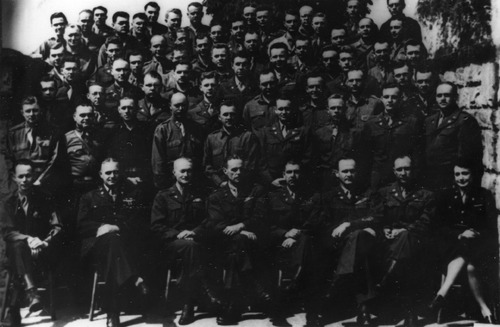 Członkowie sztabu armii amerykańskiej w Munsterze badającego zbrodnie niemieckie, 1945. Fotokopia z zasobu IPN pozyskana ze zbiorów Państwowego Muzeum Auschwitz-Birkenau