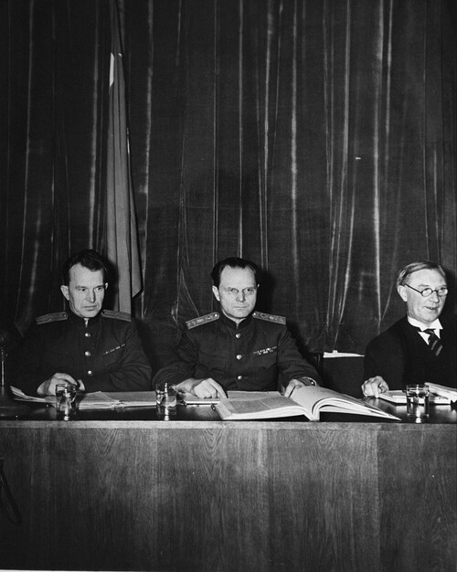 Sędziowie w Norymberdze (od lewej): sowieccy Aleksander Wołczkow i Iona Nikitczenko oraz brytyjski Norman Birkett. Fot. Wikimedia Commons/domena publiczna