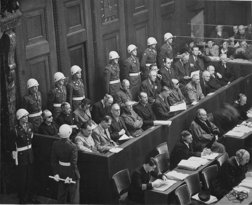 Główni oskarżeni podczas procesu przed MTW w Norymberdze. Fot. Wikimedia Commons/domena publiczna