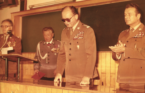 Generał Wojciech Jaruzelski i gen. Czesław Kiszczak w Wyższej Szkole Oficerskiej im. Feliksa Dzierżyńskiego w Legionowie (fot. IPN)