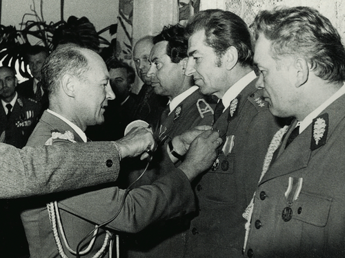 Gen. Mirosław Milewski przypina odznaczenie funkcjonariuszowi KW MO w Łomży, 11 września 1977 r. (fot. IPN)