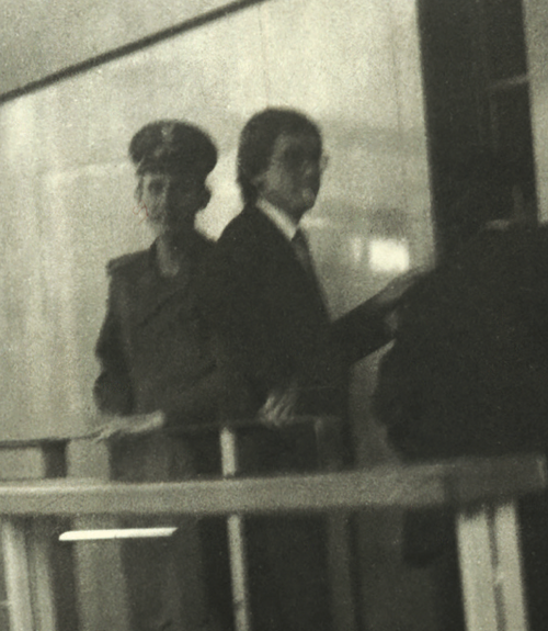 Norbert Peters rozmawia z pracownikami obsługi lotniska Okęcie; zdjęcie operacyjne SB, 9 lipca 1986 r. (fot. IPN)