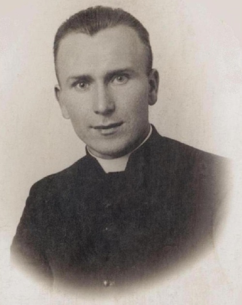Ksiądz Jan Macha ma fotografii z około 1940 r. Fot. z Archiwum parafii Świętej Marii Magdaleny w Chorzowie