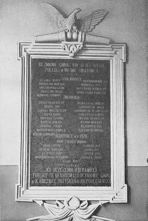 Tablica upamiętniająca poległych związanych z Gimnazjum w Jaśle z lat wojen 1914-1920, w tym prof. Romana Saphiera