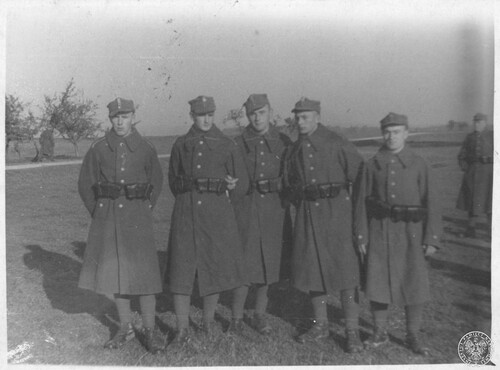 Zdzisław Baszak (czwarty z lewej) z kolegami ze służby w Wojsku Polskim przed wrześniem 1939 r. Fot. z zasobu IPN (dar prywatny Zdzisława Baszaka)