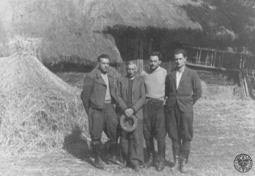 Zdzisław Baszak (drugi z prawej) z współpracownikami z konspiracji, 1943-1944. Fot. z zasobu IPN (dar prywatny Zdzisława Baszaka)