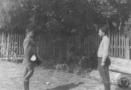 Zdzisław Baszak (z prawej) przyjmuje meldunek od swego zastępcy, Mieczysława Skrzeka ps. Konrad, 1943-1944. Fot. z zasobu IPN (dar prywatny Zdzisława Baszaka)