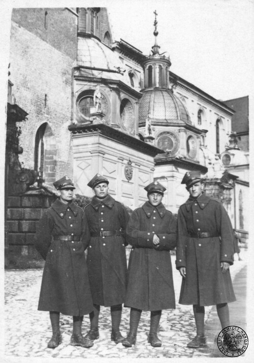 Zdzisław Baszak (drugi z lewej) w podchorążówce z kolegami z wojska, rok 1938 lub 1939. Fot. z zasobu IPN (dar prywatny Zdzisława Baszaka)