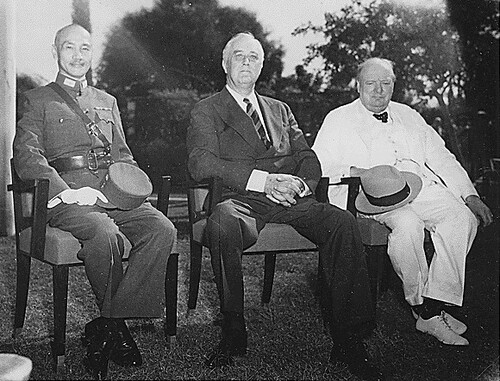 Czang Kaj-szek, Franklin Roosevelt i Winston Churchill podczas konferencji kairskiej, 25 listopada 1943 r.