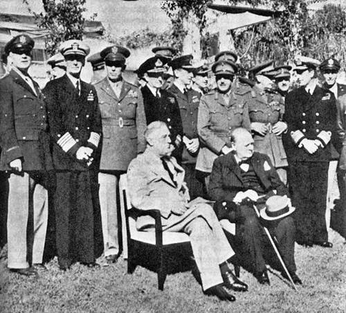 Franklin Roosevelt i Winston Churchill podczas konferencji w Casablance, styczeń 1943 r.