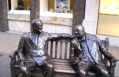 Ławeczka Franklina Delano Roosevelta i Winstona Churchilla na New Bond Street w Londynie. Fot. André Leroux (domena publiczna)