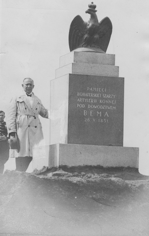 Pomnik upamiętniający bohaterską szarżę pod Ostrołęką artylerii konnej dowodzonej przez gen. Józefa Bema, 23 maja 1931 r. Fot. NAC