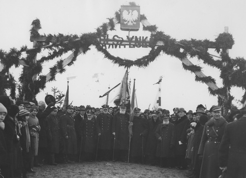 Obchody upamiętniające powstańczą bitwę o Olszynkę Grochowską. Pod udekorowaną bramą stoja weterani kolejnego, styczniowego powstania, 1 marca 1931 r. Fot. NAC