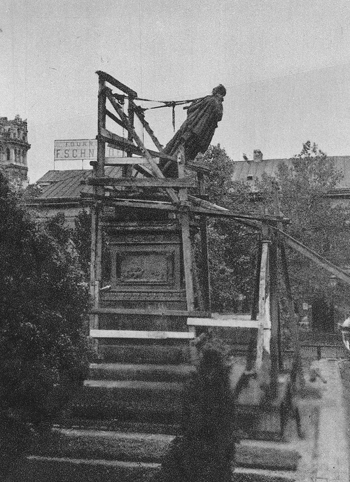 Obalenie pomnika Iwana Paskiewicza, który w latach 1870–1917 znajdował się na dziedzińcu dzisiejszego Pałacu Prezydenckiego w Warszawie
