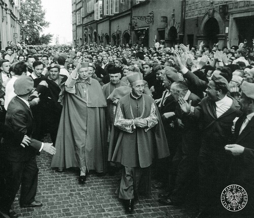 Obchody Milenium Chrztu Polski w Warszawie; Prymas Stefan Wyszyński i abp Antoni Baraniak przed katedrą św. Jana, 24 czerwca 1966 r. Fot. z zasobu IPN