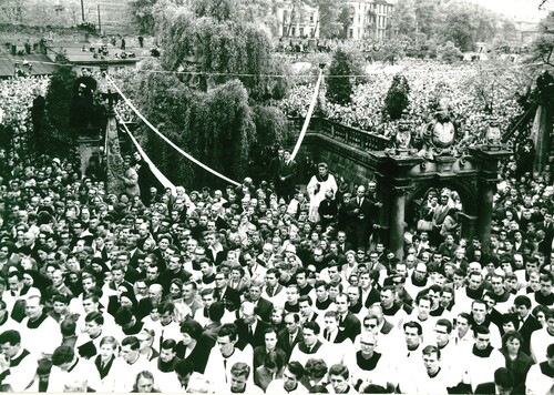 W uroczystościach milenijnych w Krakowie uczestniczyło pół miliona wiernych; przed klasztorem oo. Paulinów na Skałce, 8 maja 1966 r. Fot. Instytut Prymasowski