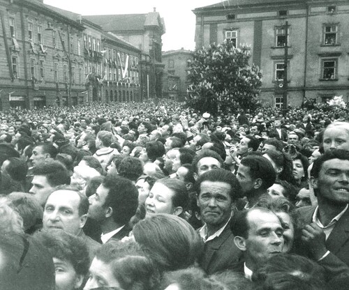 Tłumy na ulicach Krakowa w czasie uroczystości milenijnych, 8 maja 1966 r. Fot. Instytut Prymasowski