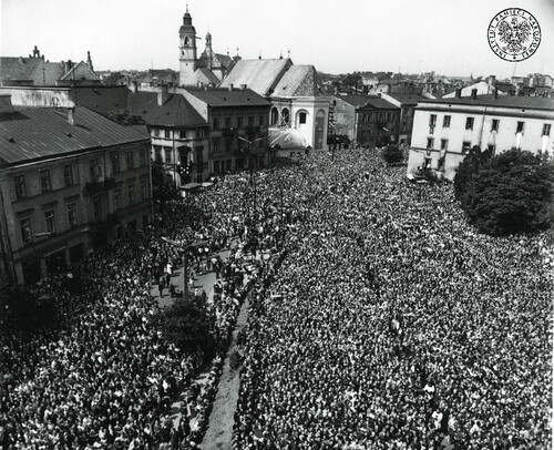 Wierni na pl. Katedralnym w Lublinie w czasie Mszy św. milenijnej, 5 czerwca 1966 r. Fot. z zasobu IPN
