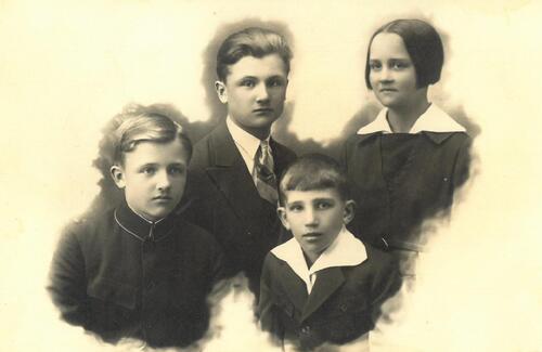 Zygmunt Adam Zyblewski z rodzeństwem od lewej Zygmunt, Bogusław, Józef i Halina (fot. z zasobu IPN)