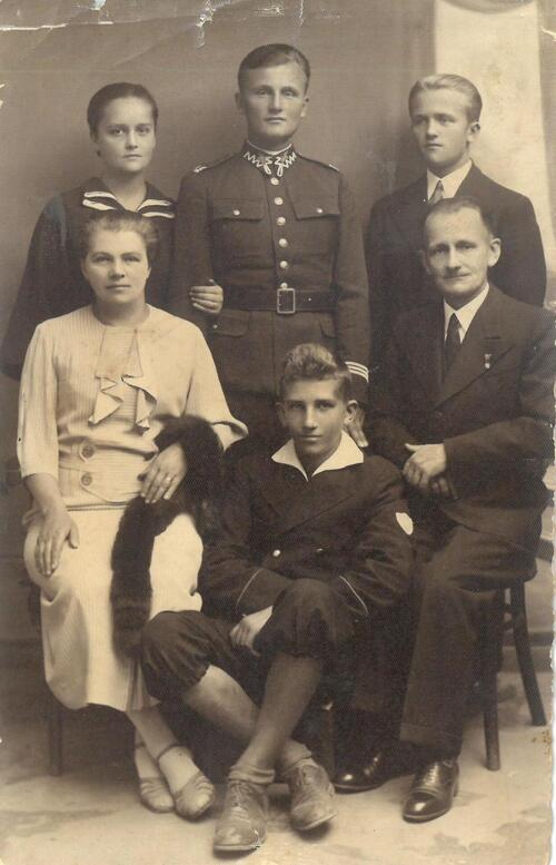 Rodzina Zyblewskich: stoją od lewej: Halina, Bogusław, Zygmunt, siedzą od lewej: Julia, Józef i Jan (fot. z zasobu IPN)