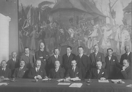 Organizacja Monarchistyczna, 19 grudnia 1926. Uczestnicy obrad; widoczni m.in.: gen. broni Kazimierz Raszewski (siedzi 4 z lewej), prezes Mirosław Obiezierski (siedzi 3 z lewej), prezes okręgu warszawskiego Mrozowski (siedzi 2 z prawej), sekretarz generalny J. Robakowski (3 z prawej), naczelny dyrektor Teofil Orzechowski. Ze zbiorów NAC