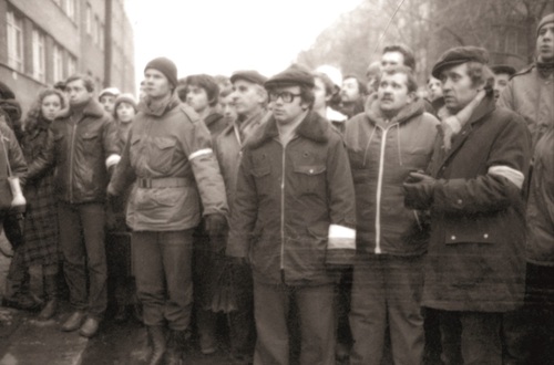 Ludzie wspierający strajk WOSP przed bramą uczelni, jesień 1981 r. Fot. AIPN