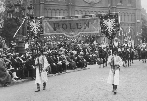 Członkowie belgijskiej Polonii, "składający hołd Janowi III Sobieskiemu" podczas Międzynarodowego Pochodu Brylantów i Drogocennych Kamieni w Antwerpii, 1923 r. Fot. NAC