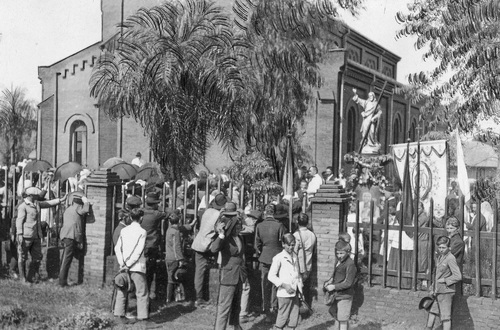 Kolonia polska w prowincji Misiones w Argentynie. Mieszkańcy przed polskim kościołem podczas obchodów święta 3 Maja, 1929 r. Fot. NAC
