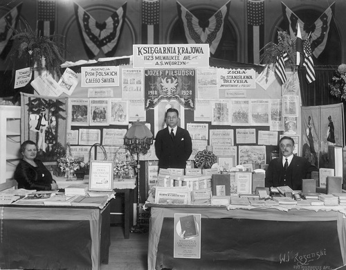 <i>Księgarnia krajowa</i> w Chicago, prowadzona przez Polaka p. Węgrzyna, 1928 r. Fot. NAC