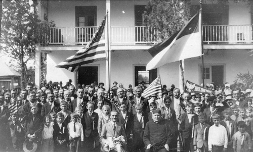 Mieszkańcy polskiej osady w Teksasie podczas lokalnej uroczystości, 1930 r. Fot. NAC