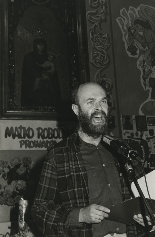 Edwin Petrykat czyta wiersze Zbigniewa Herberta w kościele pw. św. Klemensa Dworzaka we Wrocławiu, 2 czerwca 1985 r. Foto ze zbiorów Zakładu Narodowego im. Ossolińskich