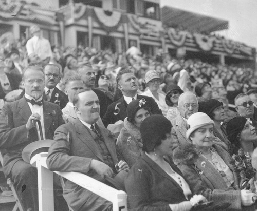 Publiczność obserwująca Wyścigi lotnicze podczas <i>Dnia Polskiego</i> w Cleveland, ok. 1931 r. Fot. NAC