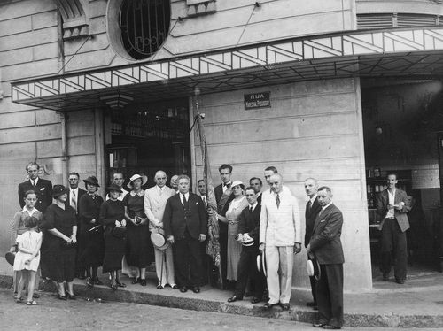 Przedstawiciele Polonii z posłem polskim w Brazylii Tadeuszem Stanisławem Grabowskim (w jasnym garniturze, w środku) pod tabliczką z nazwą ulicy <i>Rua Marechal Pilsudsky</i> (ulica Marszałka Piłsudskiego) w Rio de Janeiro, 1936 r. Fot. NAC