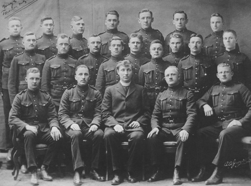 Grupa polskich uczniów i absolwentów szkoły oficerskiej w Toronto, 1917 r. Fot. NAC