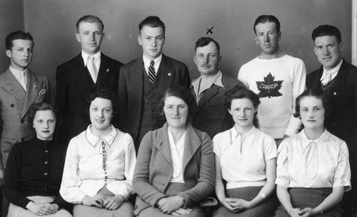 Grupa młodzieży polskiej z Kanady podczas pobytu na Kaszubach, 1935 r. Fot. NAC