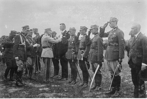 Marszałek Józef Piłsudski dekoruje byłych oficerów Brygady Syberyjskiej, 1922 r. Fot. NAC