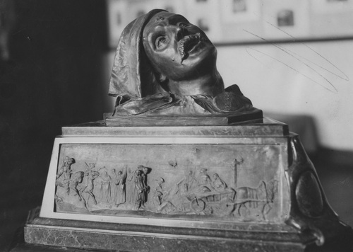 Rzeźba w brązie dłuta artysty rzeźbiarza Teofila Lenartowicza <i>Umierający powstaniec w drodze na Syberię</i>. Fot. NAC