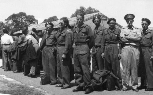 W grupie trzej byli żołnierze SBSK (Anglia, ok. 1946-1947). Fot. ze zbiorów R. Dyrcza