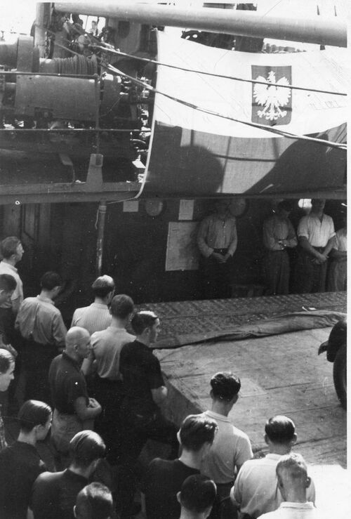 Msza święta na pokładzie MS Warszawa w drodze do BSK (1940). Fot. ze zbiorów R. Dyrcza