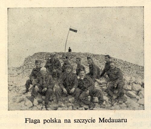 Polska flaga na Ras el-Medauar (J. Bielatowicz, 3. batalion, Londyn 1949). Fot. ze zbiorów R. Dyrcza
