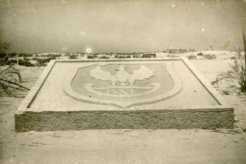 Pomnik Brygady Karpackiej zbudowany przez jeńców włoskich koło Aleksandrii (1940). Fot. ze zbiorów R. Dyrcza
