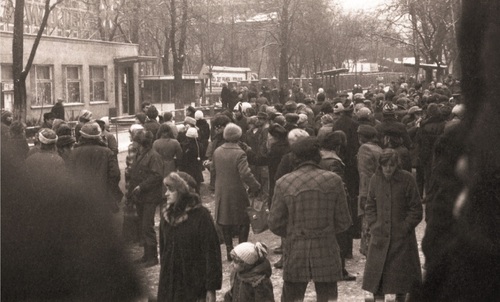 Rodziny górników i przechodnie przed wejściem do kopalni „Wujek”,  Katowice, 16 grudnia 1981 r. Fot. Andrzej Konarzewski/IPN Katowice