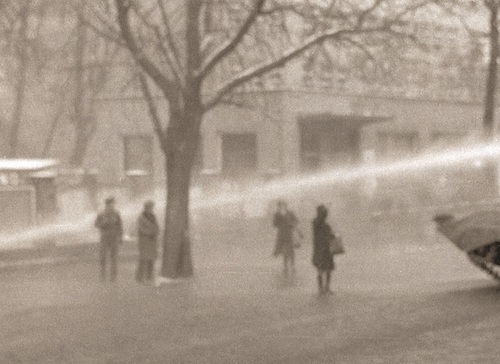 Armatki wodne rozpędzały ludzi zgromadzonych przed bramą główną kopalni „Wujek”, Katowice, 16 grudnia 1981 r. Fot. Andrzej Konarzewski/IPN Katowice