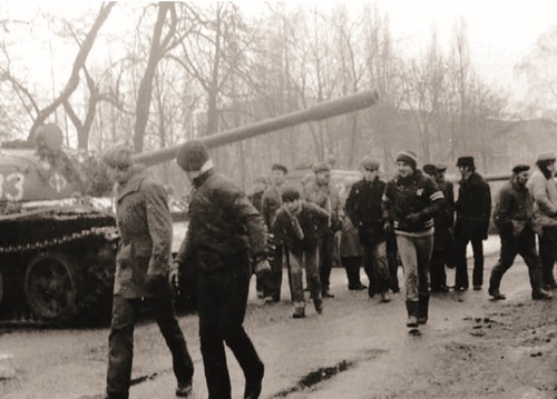 Przygotowania do pacyfikacji kopalni „Wujek”, Katowice, 16 grudnia 1981 r. Fot. Andrzej Konarzewski/IPN Katowice